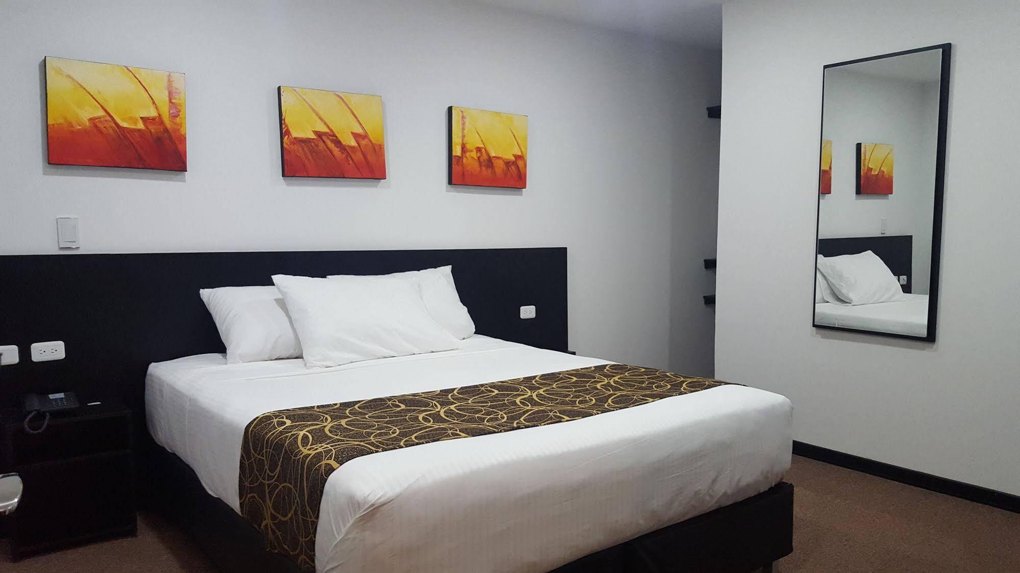 Ayenda 1063 Golden Hotel Bogota Bagian luar foto